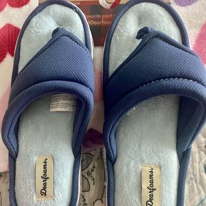 Brand new DEARFOAMS slip on slippers